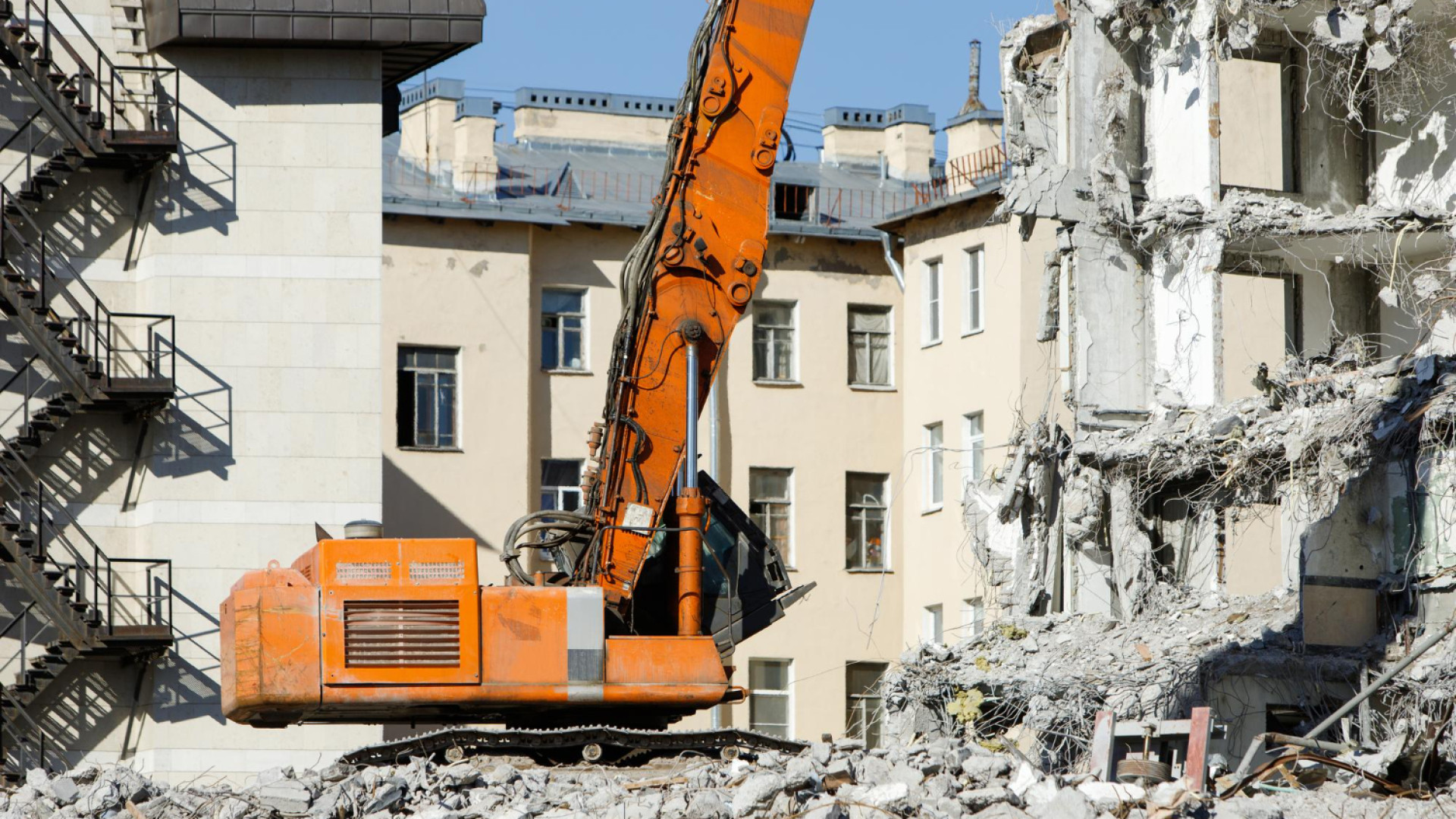 Déconstruction en toute sécurité : pourquoi faire appel à des professionnels qualifiés ?
